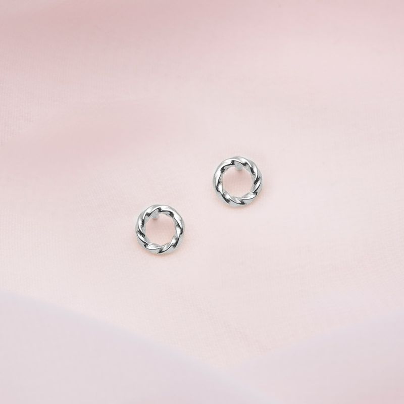 petites boucles d'oreilles cercles