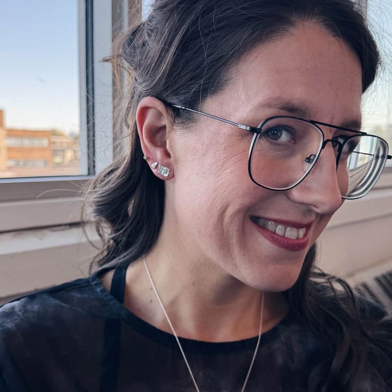 Complice – Boucles d’oreille carrées texturées