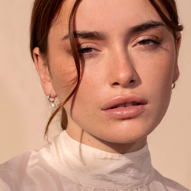 Farah avec perles blanches - boucles d'oreilles créoles ouvertes