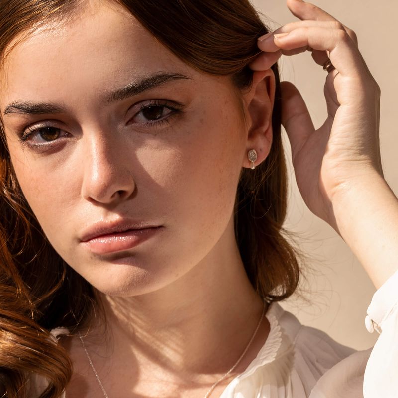 Élise avec petites perles - Petites boucles d’oreilles ovales faites à la main
