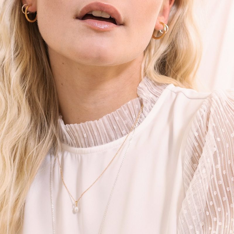 Boucles d'oreilles Créoles Perles Blanches - Élégance intemporelle et raffinement contemporain