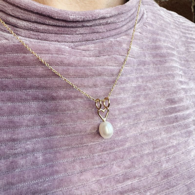 Collier avec breloque coeur et grosse perle blanche