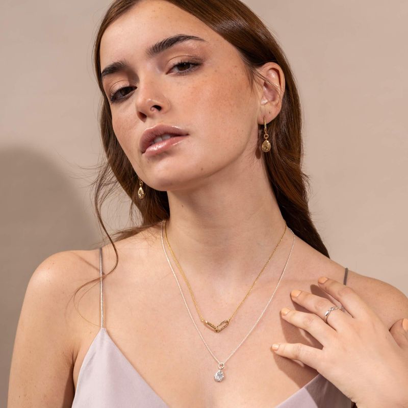 Chantal - Longues boucles d'oreilles avec breloque