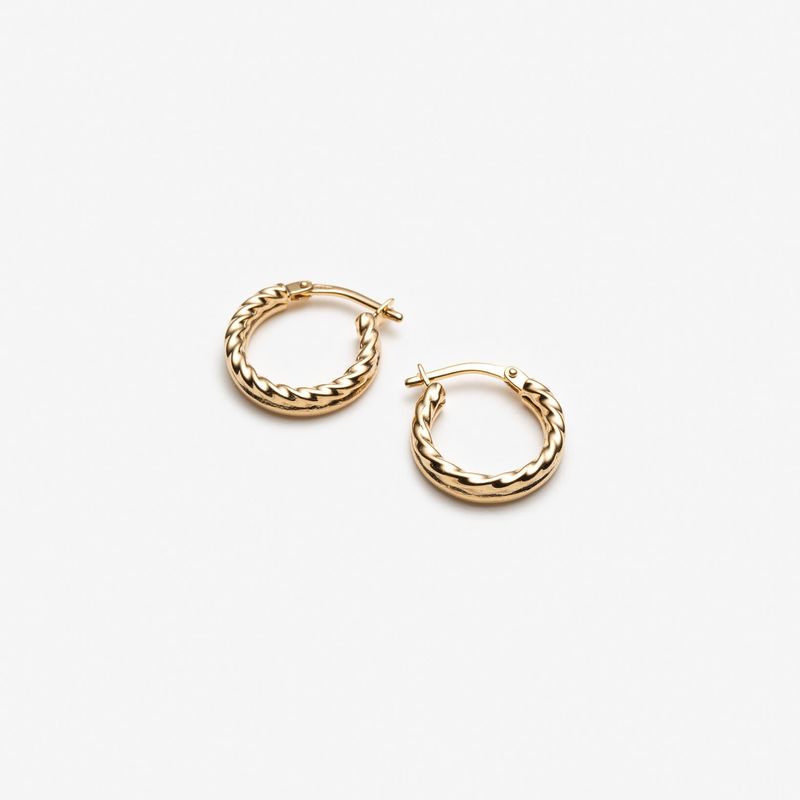 Anneaux torsadés - Boucles d'oreilles or classiques réinventées