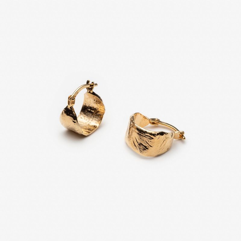 Mini Pauline - Boucles d’oreille anneaux en or avec texture