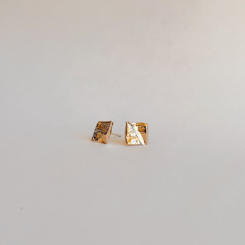 Complice – Boucles d’oreille carrées texturées