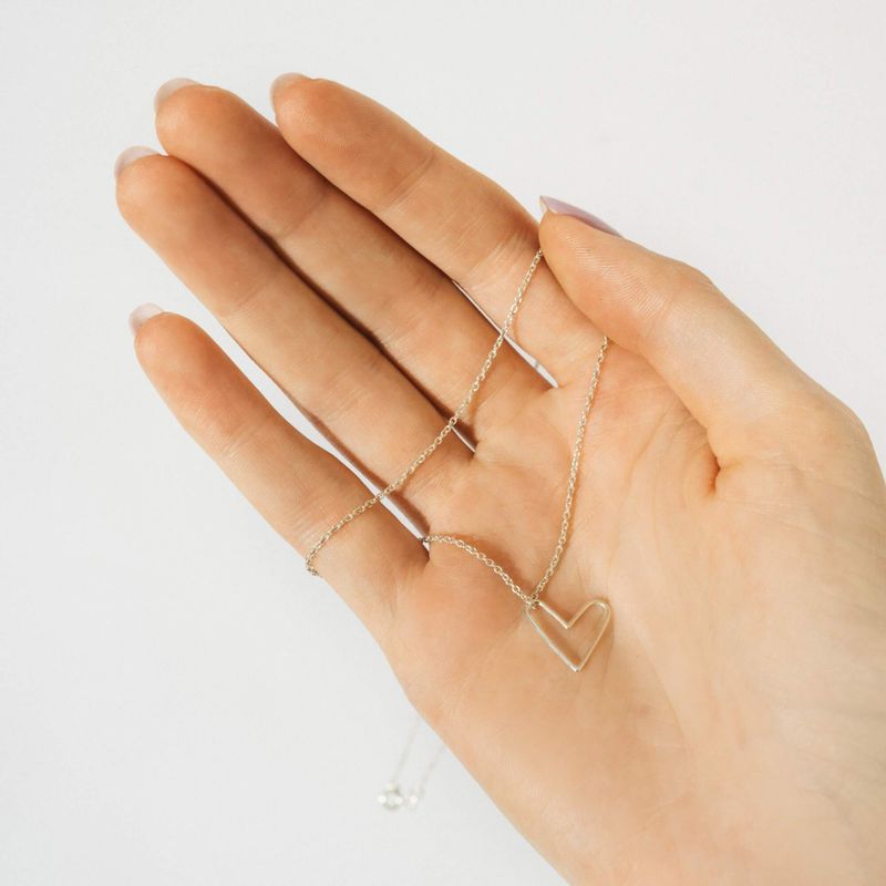 Collier avec pendentif minimaliste en forme de coeur
