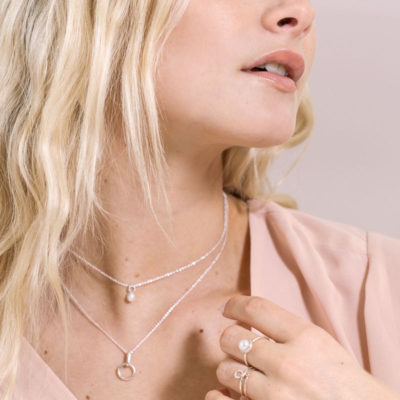 délicate bague avec perle blanche