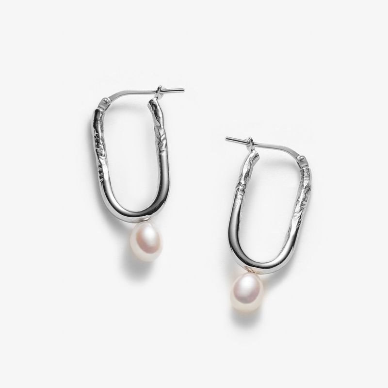 Irma avec perles blanches - Anneaux d’oreilles ovales fabriqués au Québec