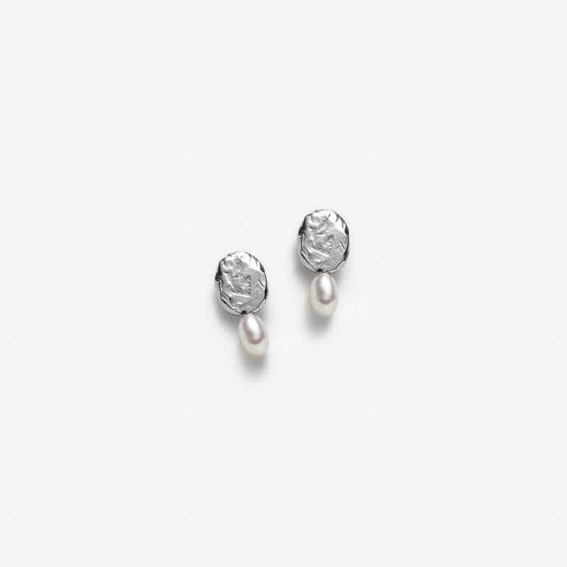 Élise avec petites perles - Petites boucles d’oreilles ovales faites à la main