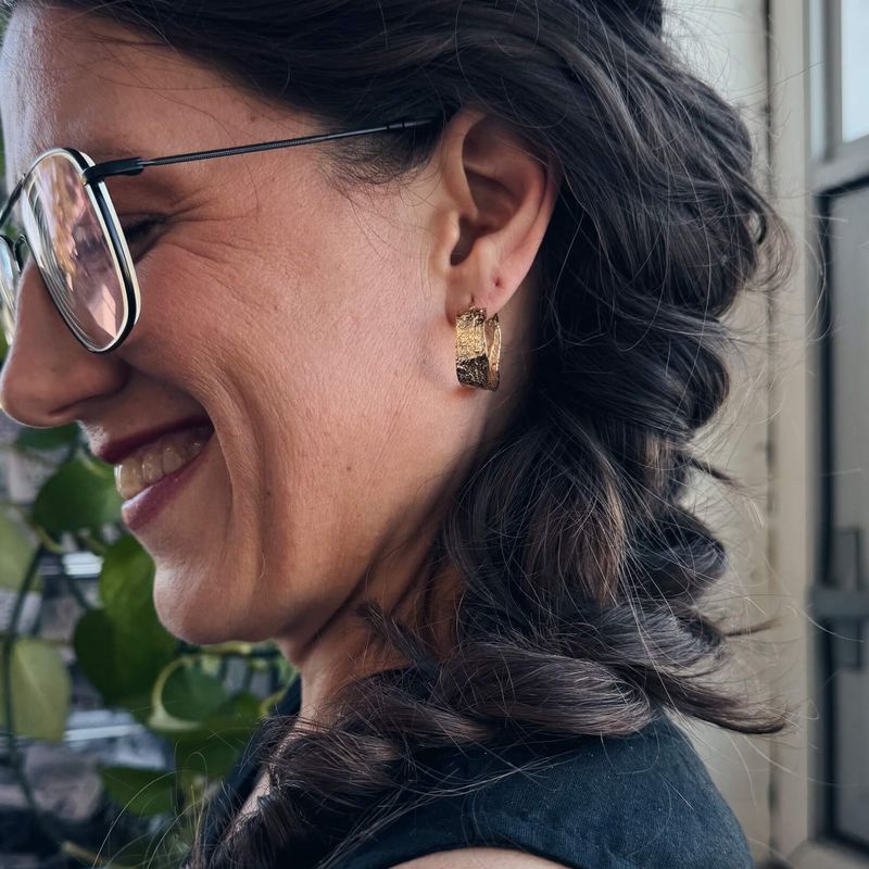 Double Dare – Grosses boucles d’oreilles texturées faites à la main