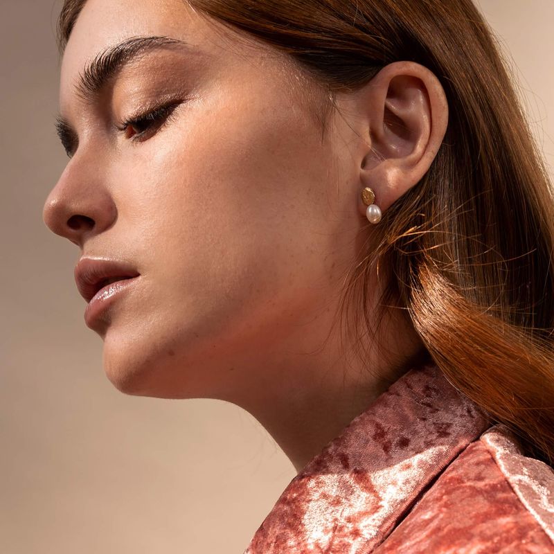 Élise avec grosses perles blanches - Boucles d'oreilles or martelées avec perle