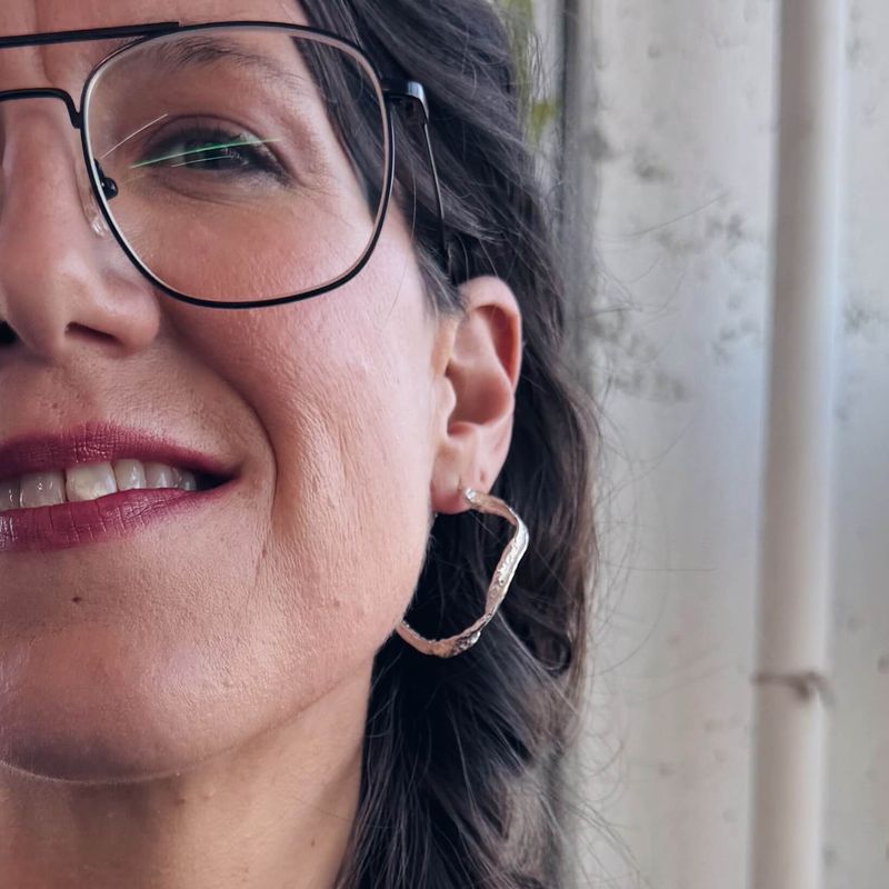 Émilie - Grands anneaux d’oreilles ondulés fait au Québec