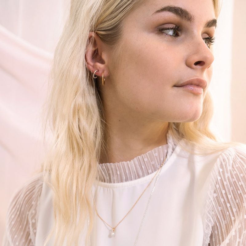 Boucles d'oreilles Créoles Perles Blanches - Élégance intemporelle et raffinement contemporain