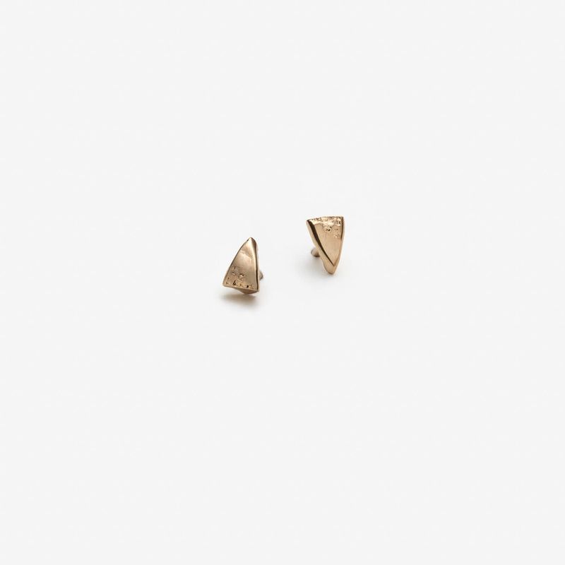 Chocolate Chip – Boucles d’oreille triangle minimalistes