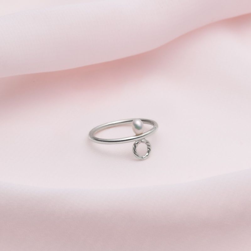 délicate bague avec perle blanche