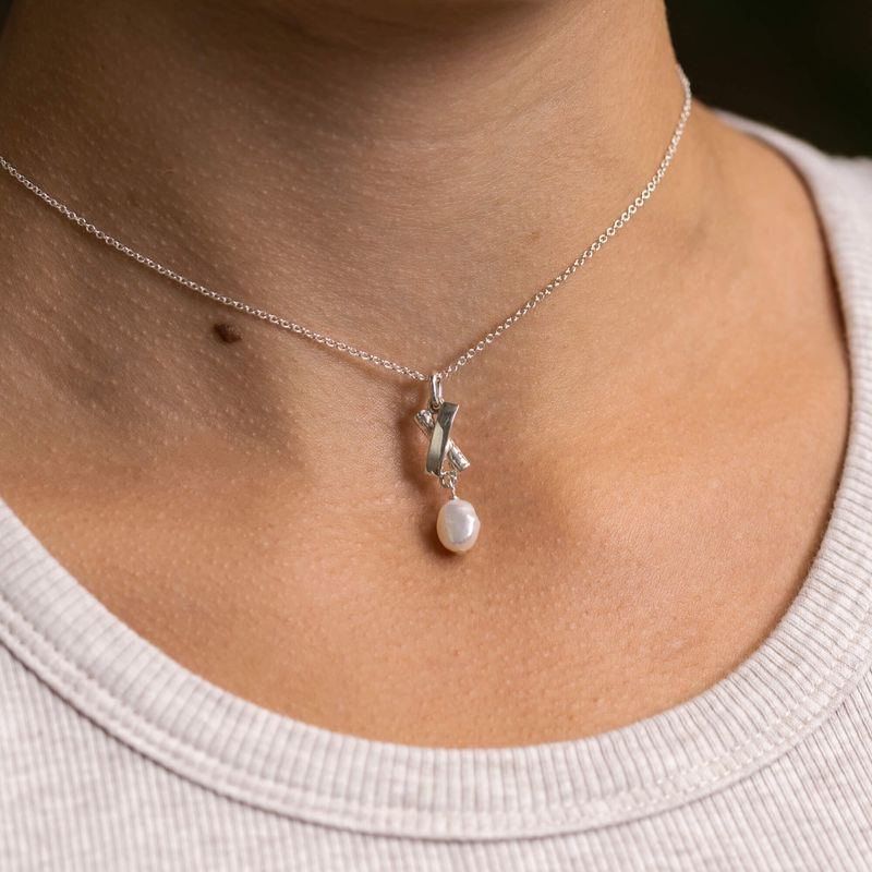 Loyale - Collier avec pendentif en forme de X