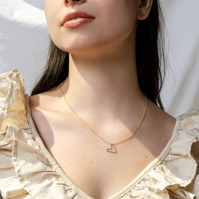 Collier avec pendentif minimaliste en forme de coeur