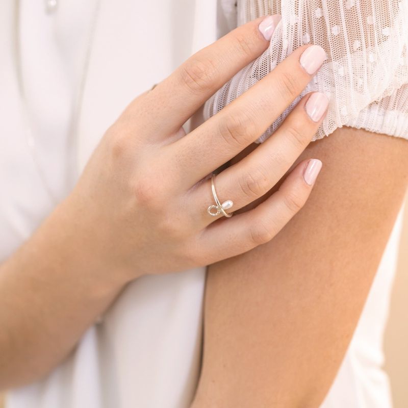 délicate bague avec perle blanche