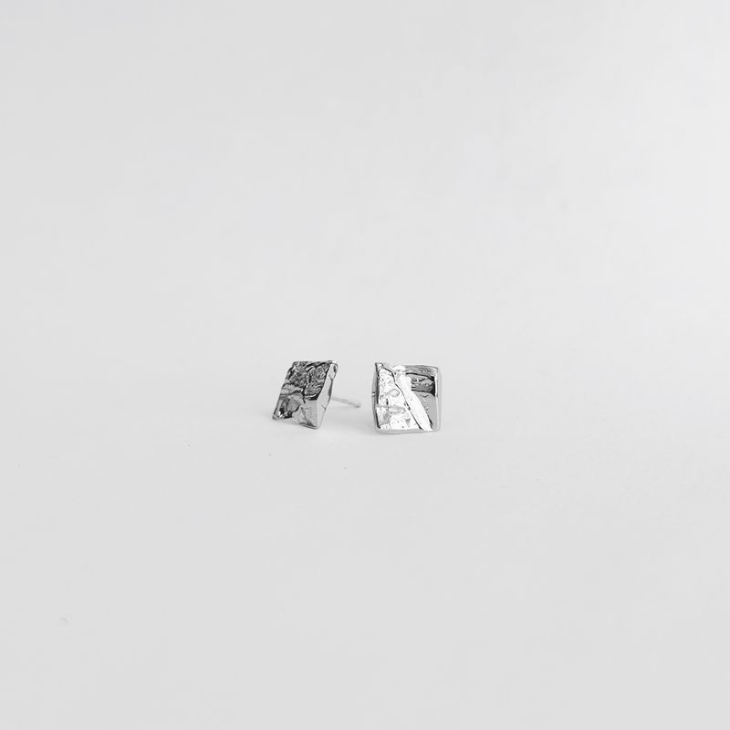 Complice – Boucles d’oreille carrées texturées