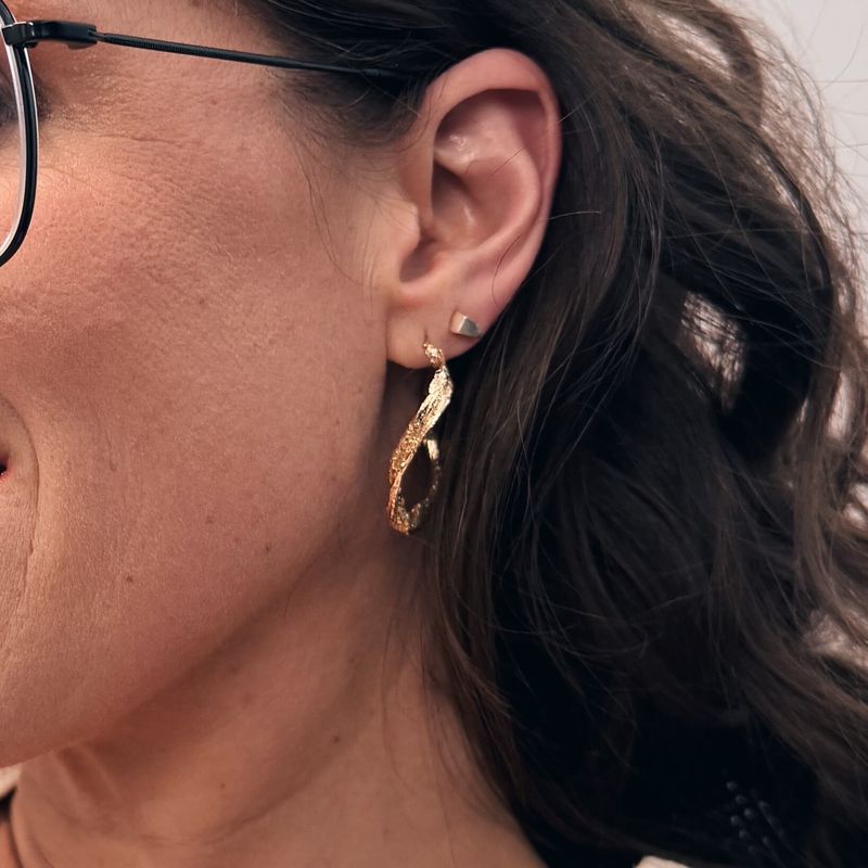 Émilie - Grands anneaux d’oreilles ondulés fait au Québec