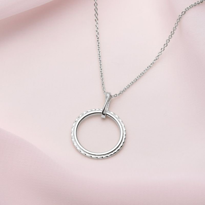 collier minimaliste cercle torsadé
