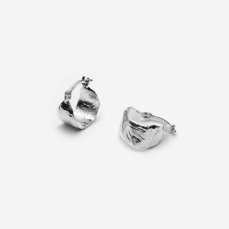 Mini Pauline - Boucles d’oreille anneaux en or avec texture