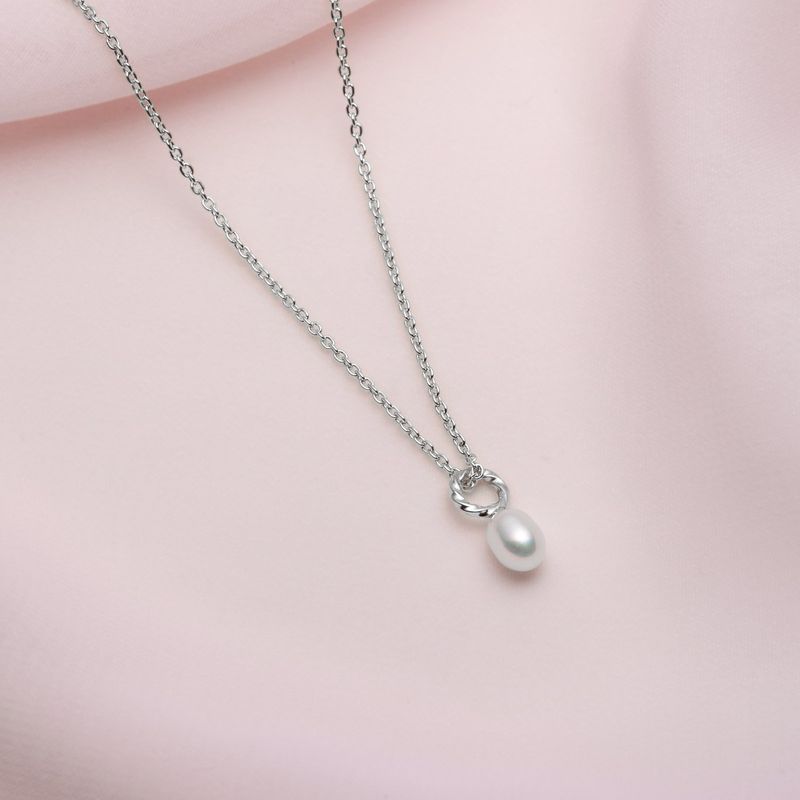 petit collier avec pendentif perle blanche