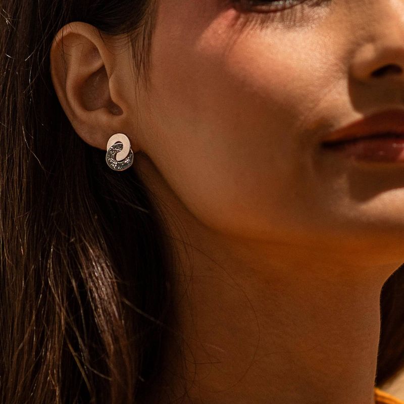 Astucieuse - Petites boucles d'oreilles cercles entrelacés en argent sterling