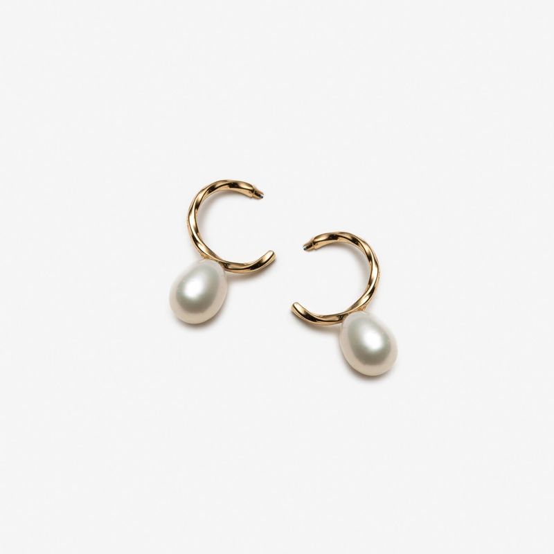 Boucles d'oreilles Créoles Perles Blanches - Élégance intemporelle et raffinement contemporain