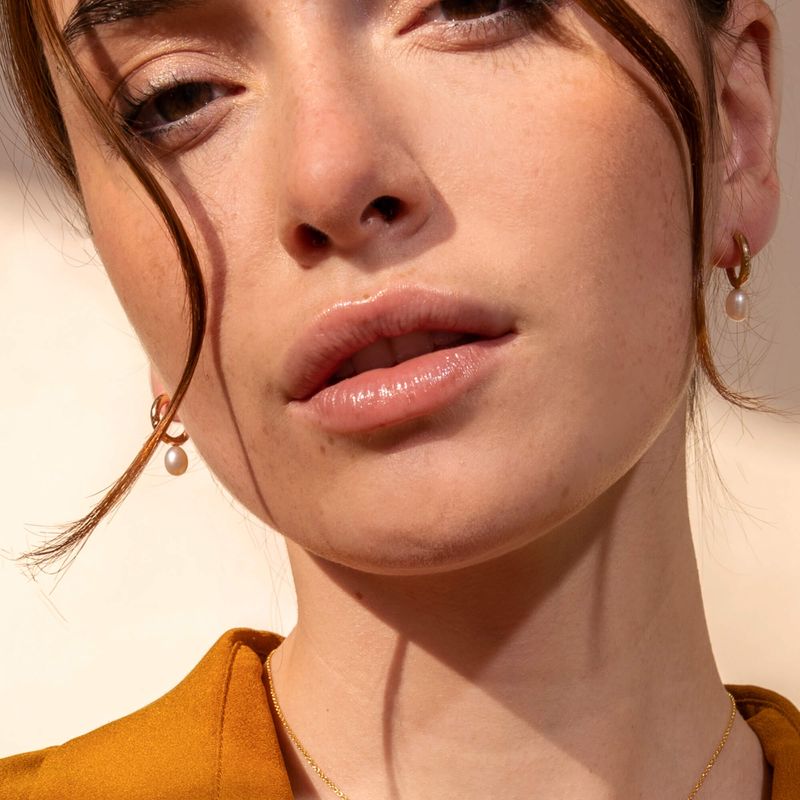 Farah avec perles blanches - boucles d'oreilles créoles ouvertes
