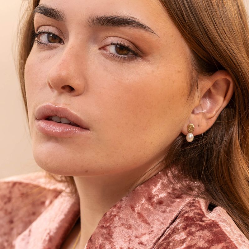Élise avec grosses perles blanches - Boucles d'oreilles or martelées avec perle