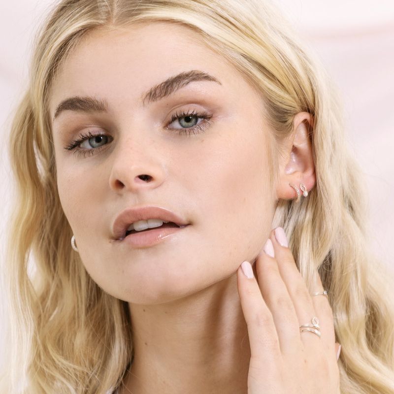 délicate bague avec perle blanche
