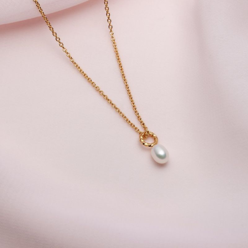 petit collier avec pendentif perle blanche