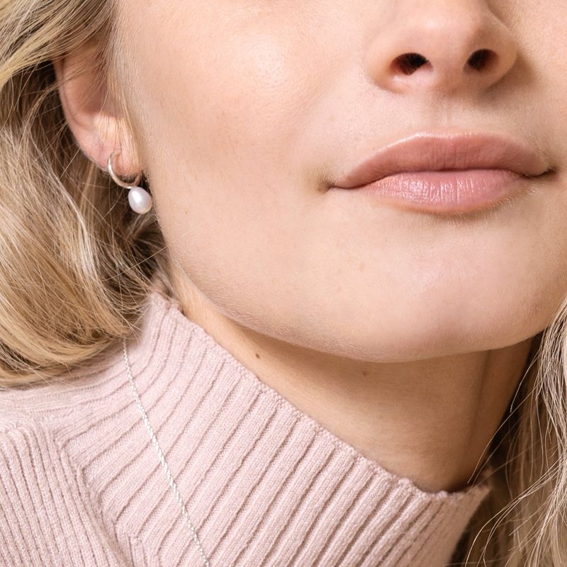 Boucles d'oreilles Créoles Perles Blanches - Élégance intemporelle et raffinement contemporain
