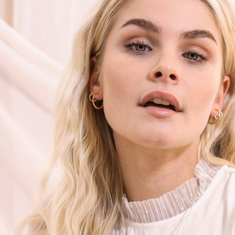 Boucles d'oreilles Créoles Perles Blanches - Élégance intemporelle et raffinement contemporain