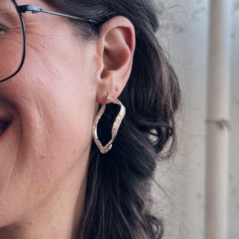 Émilie - Grands anneaux d’oreilles ondulés fait au Québec