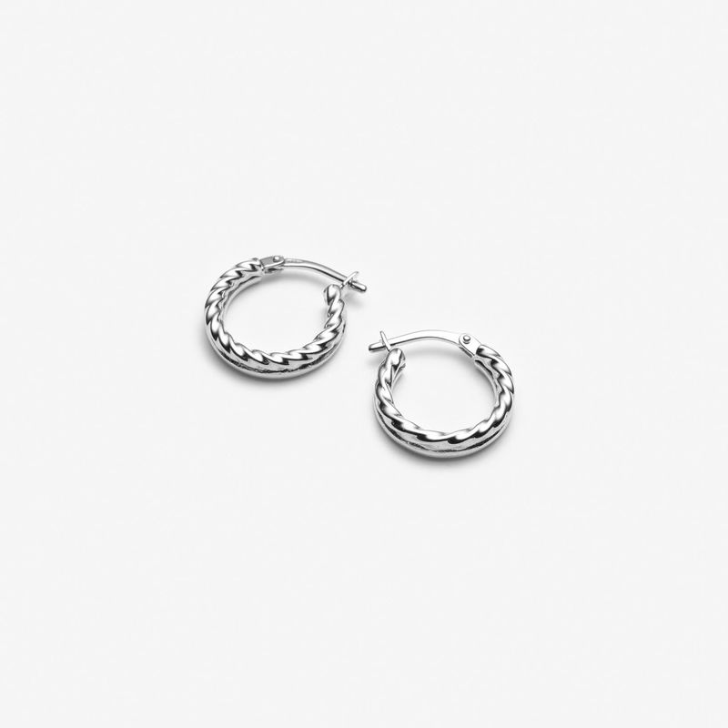 Anneaux torsadés - Boucles d'oreilles or classiques réinventées