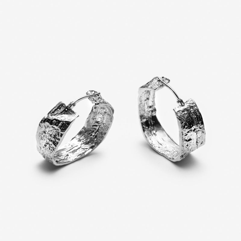 Double Dare – Grosses boucles d’oreilles texturées faites à la main