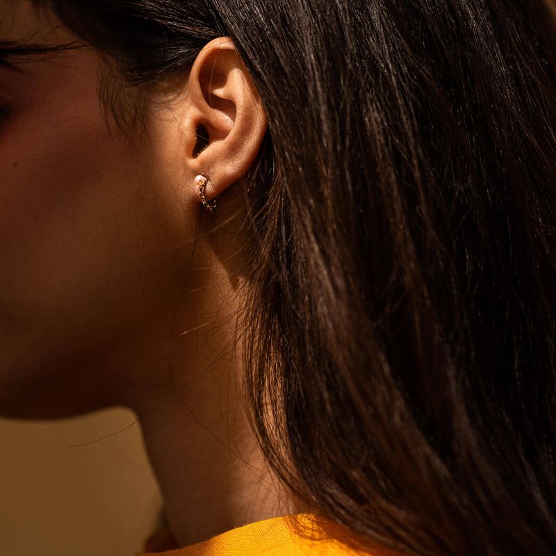 Boucles d’oreilles avec chaines pendantes et petites perles