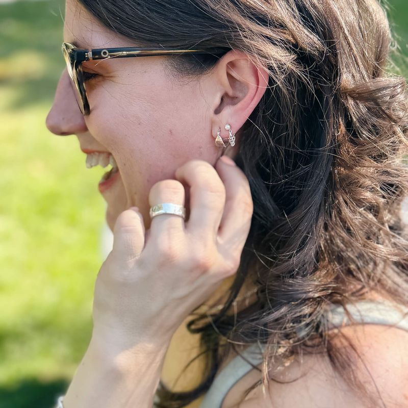 Chaines d’oreille courtes fabriquées par une créatrice de bijoux montréalaise