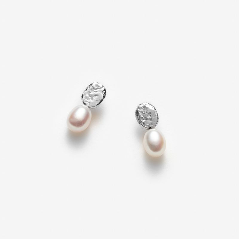 Élise avec grosses perles blanches - Boucles d'oreilles or martelées avec perle