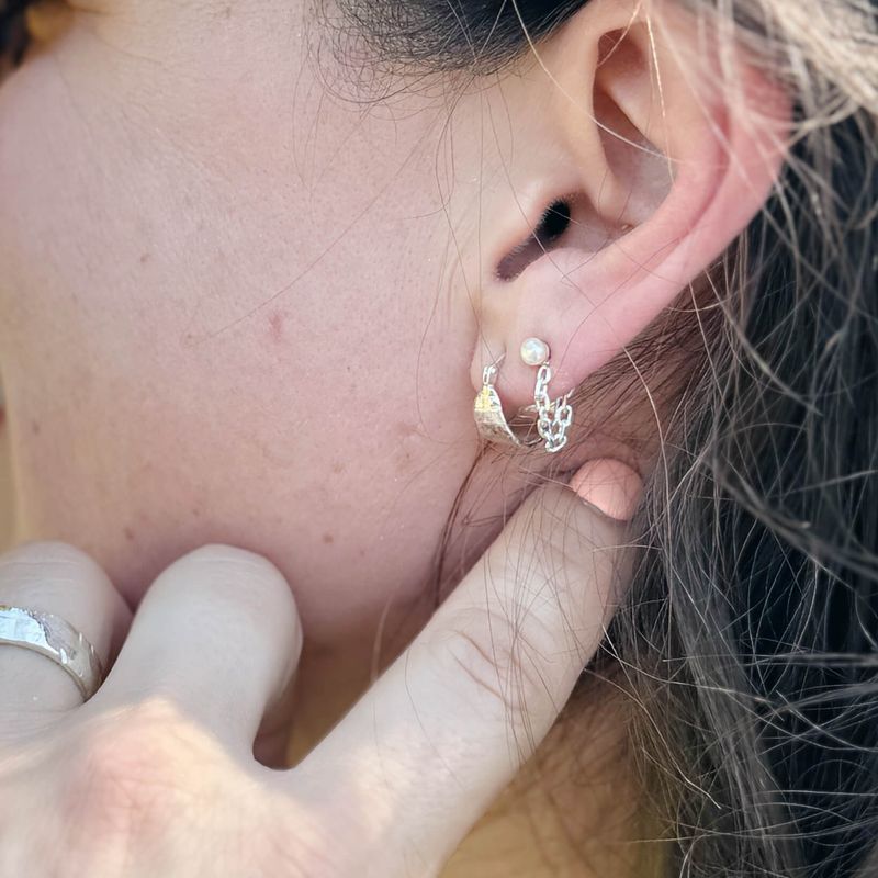 Chaines d’oreille courtes fabriquées par une créatrice de bijoux montréalaise