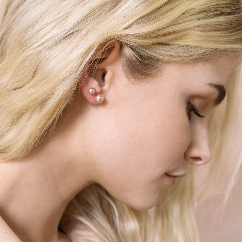 Boucles d'oreilles en perles blanches avec tiges en argent - 7 mm