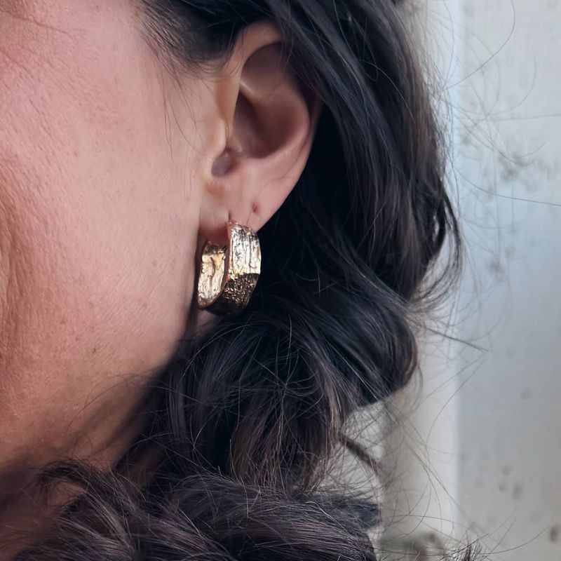 Double Dare – Grosses boucles d’oreilles texturées faites à la main