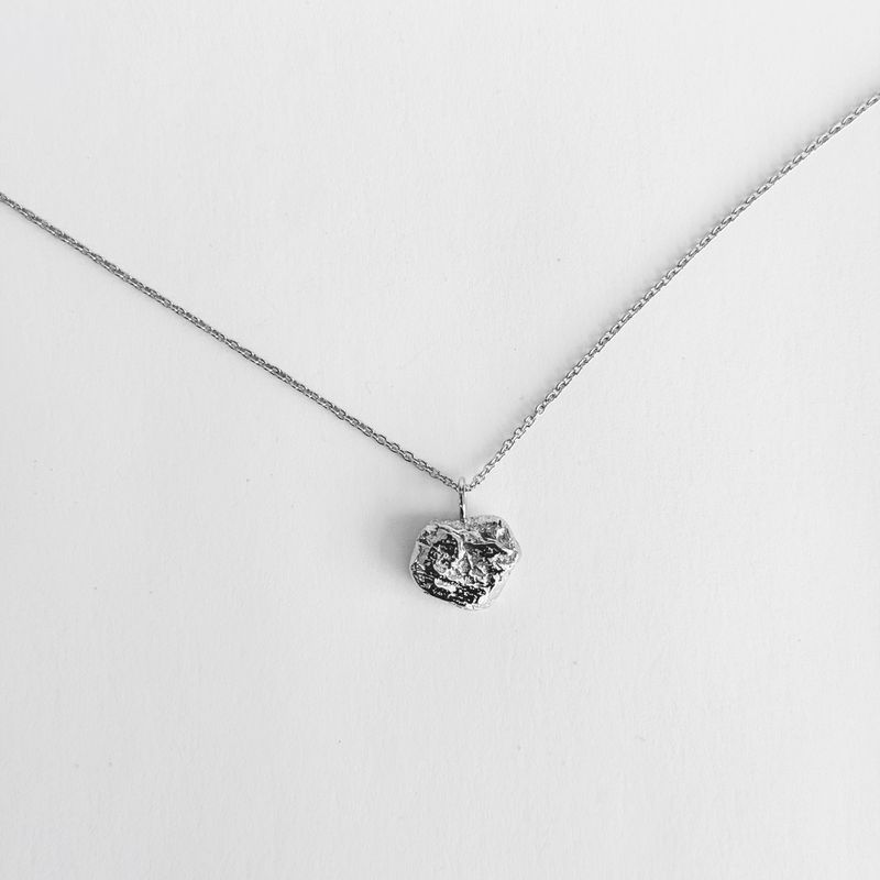 Cœur de banane - Collier pendentif texturé fait à la main