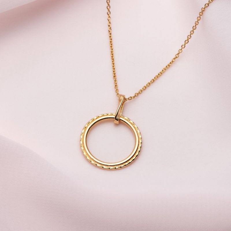 collier minimaliste cercle torsadé