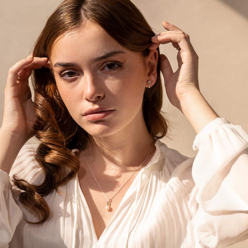 Élise avec petites perles - Petites boucles d’oreilles ovales faites à la main