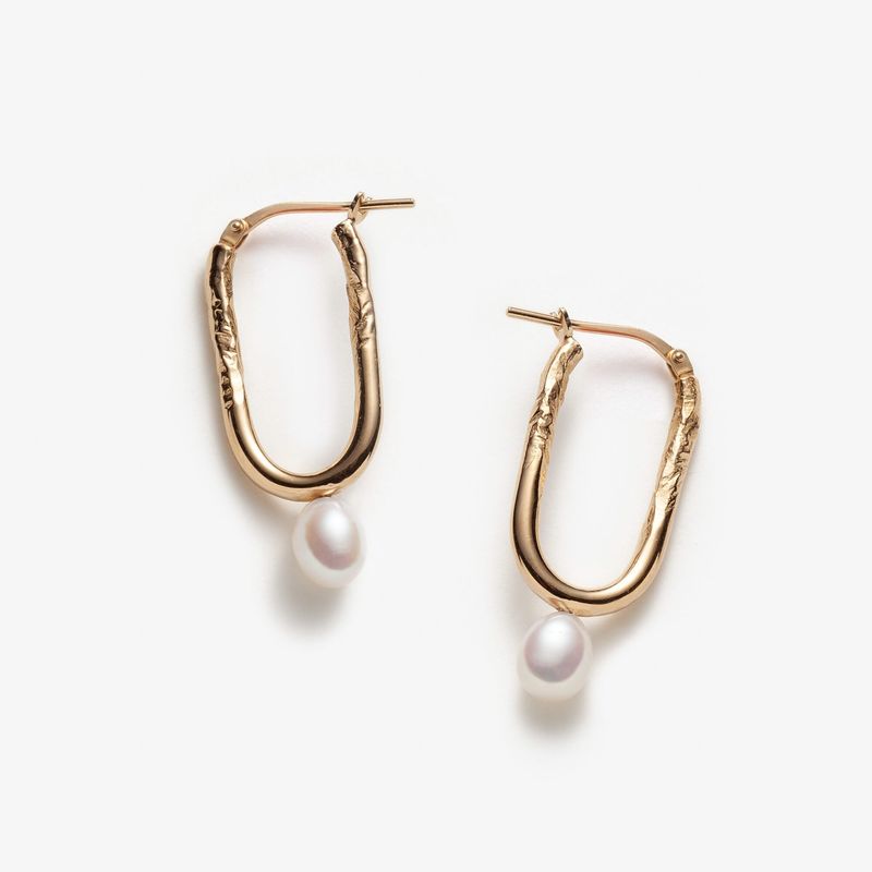 Irma avec perles blanches - Anneaux d’oreilles ovales fabriqués au Québec