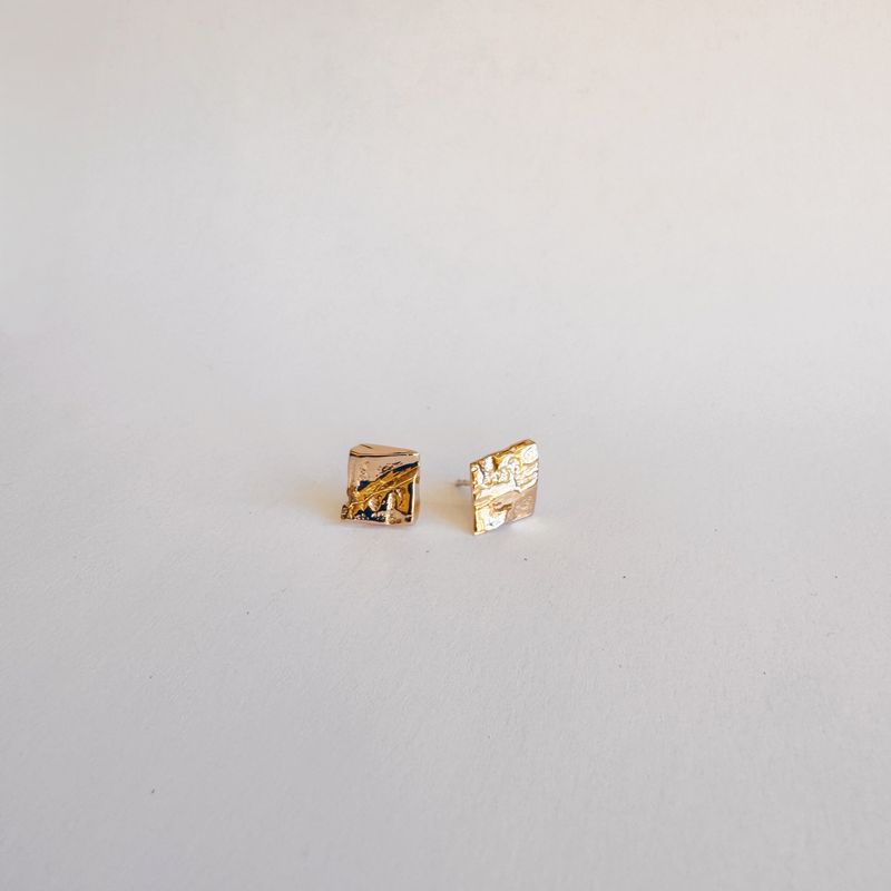 Complice – Boucles d’oreille carrées texturées